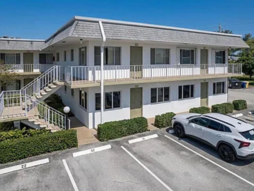 2920 CYNTHIA Lane 202, Lake Worth Beach, FL 33461