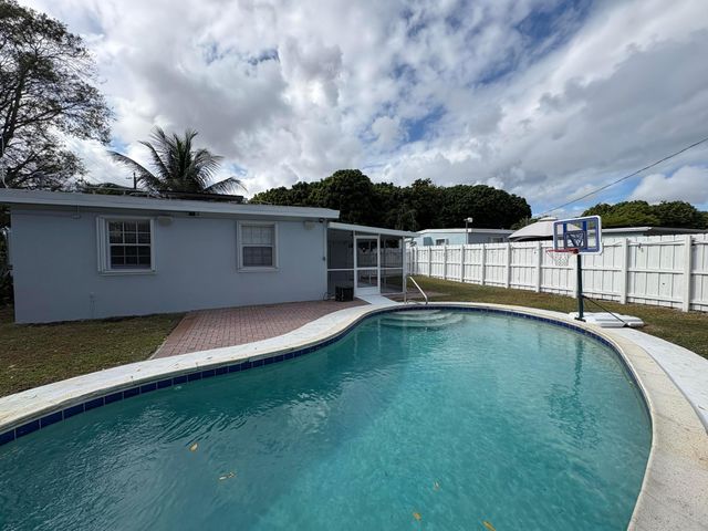 5620 Hobart Avenue, West Palm Beach, FL 33405