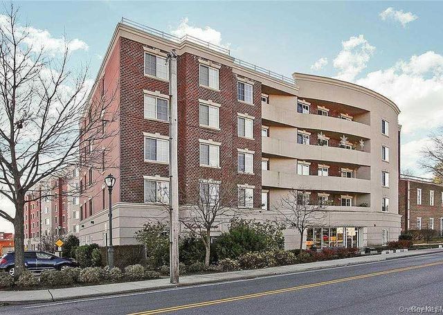 242 Maple Avenue 407, Westbury, NY 11590