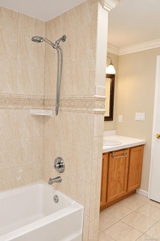 242 Maple Avenue 407, Westbury, NY 11590