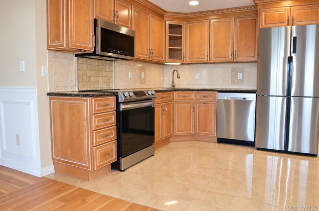 242 Maple Avenue 407, Westbury, NY 11590