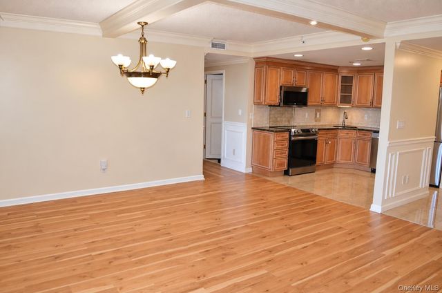 242 Maple Avenue 407, Westbury, NY 11590