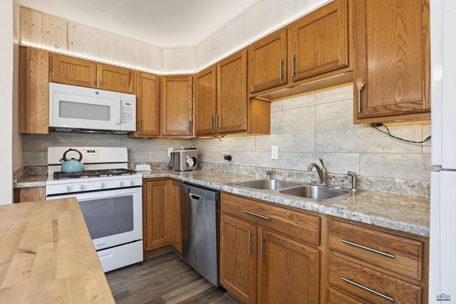 1213 WOODLAWN DR, Rapid City, SD 57701