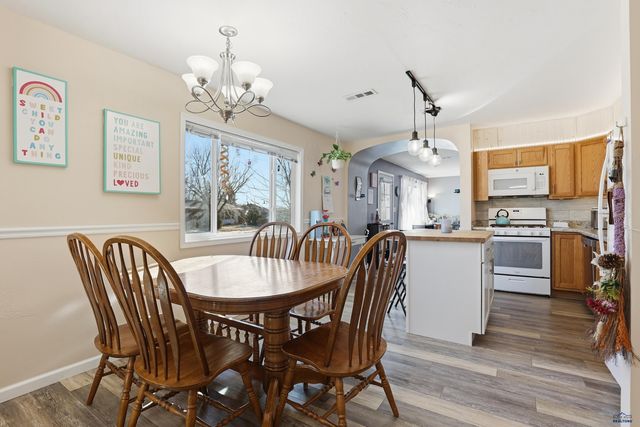 1213 WOODLAWN DR, Rapid City, SD 57701