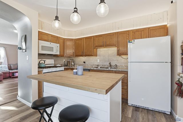 1213 WOODLAWN DR, Rapid City, SD 57701