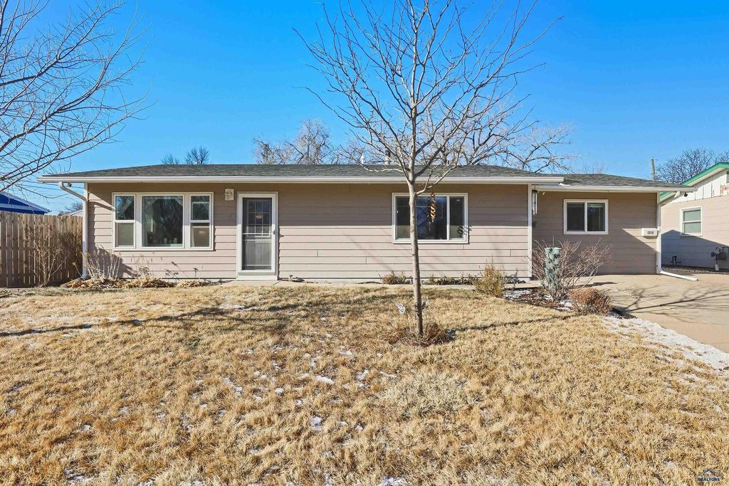 1213 WOODLAWN DR, Rapid City, SD 57701