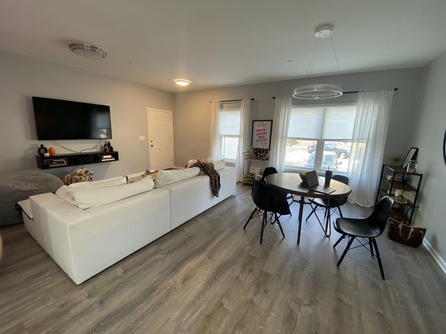 302 S Lodge Lane, Lombard, IL 60148