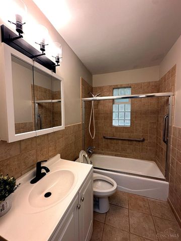 1612 Hunt Rd, Reading, OH 45215