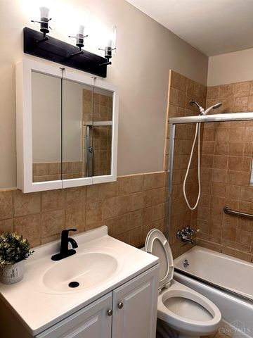 1612 Hunt Rd, Reading, OH 45215