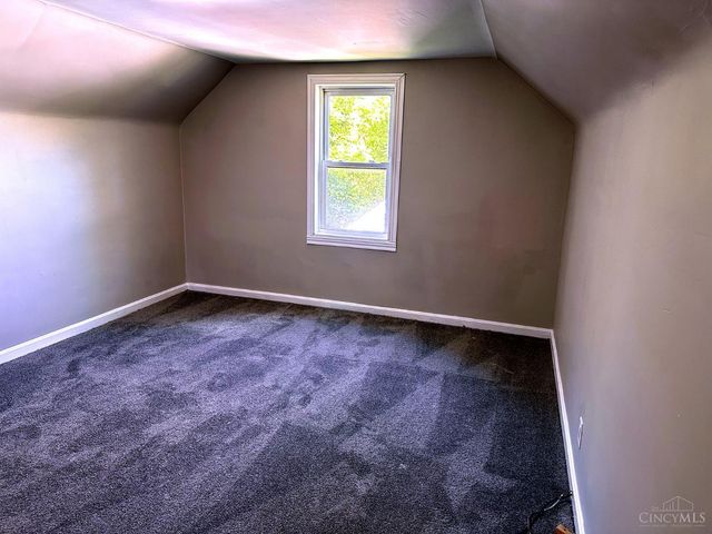 1612 Hunt Rd, Reading, OH 45215