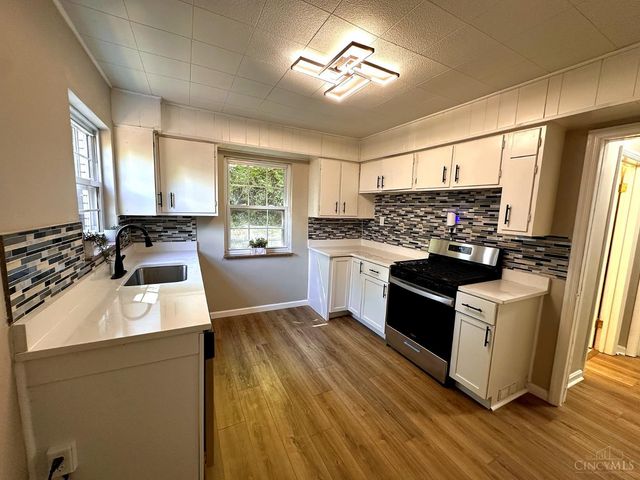 1612 Hunt Rd, Reading, OH 45215