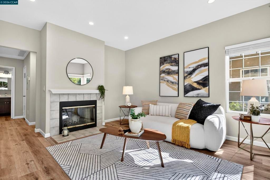 Image 6 of property listing at 603 603 Forest Run, Hercules, CA 94547