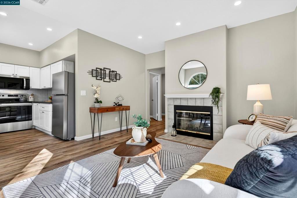 Image 9 of property listing at 603 603 Forest Run, Hercules, CA 94547