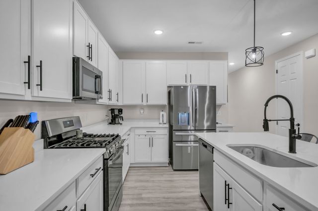 400 Hickory Pointe Dr, Dickson, TN 37055
