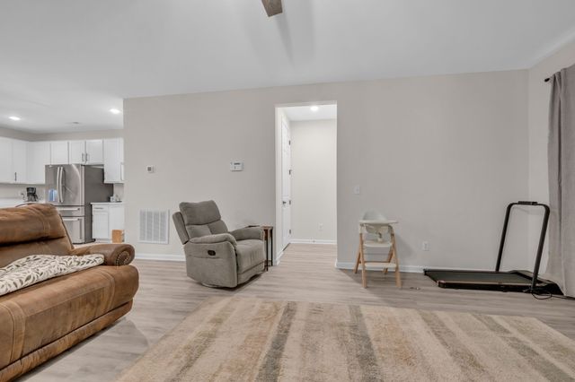 400 Hickory Pointe Dr, Dickson, TN 37055