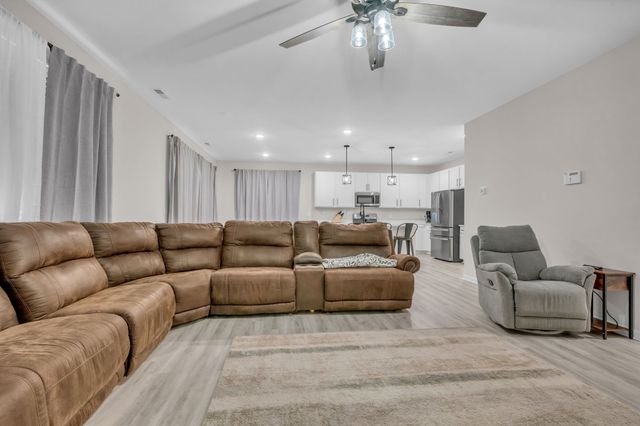 400 Hickory Pointe Dr, Dickson, TN 37055