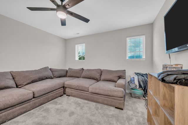 400 Hickory Pointe Dr, Dickson, TN 37055