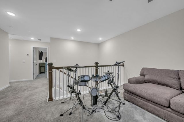 400 Hickory Pointe Dr, Dickson, TN 37055