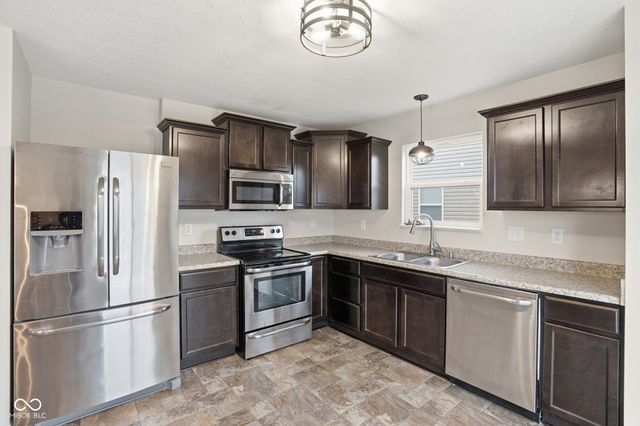 832 Snowberry Run, Greenwood, IN 46143