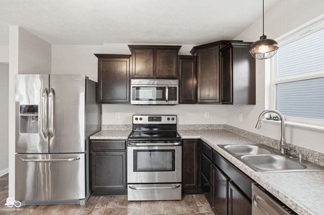 832 Snowberry Run, Greenwood, IN 46143