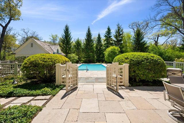 30 Bridlewood Road, Northbrook, IL 60062