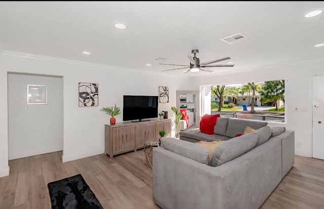 2585 SE 4th Street, Pompano Beach, FL 33062