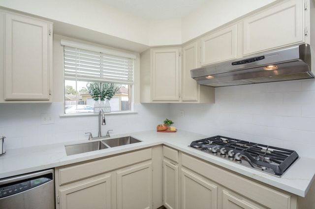 10427 Huntington Crest Drive, Houston, TX 77099