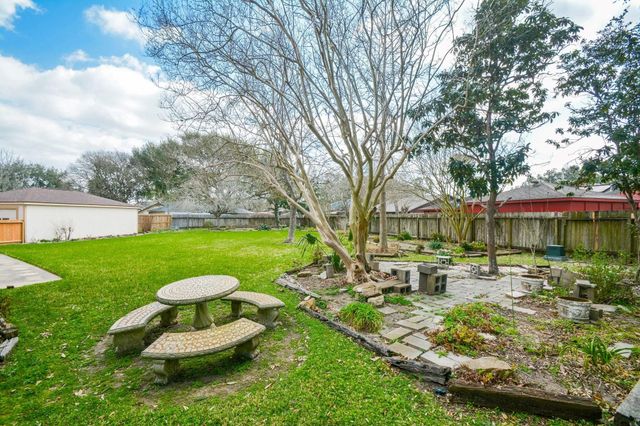 10427 Huntington Crest Drive, Houston, TX 77099