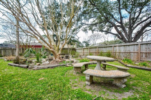 10427 Huntington Crest Drive, Houston, TX 77099