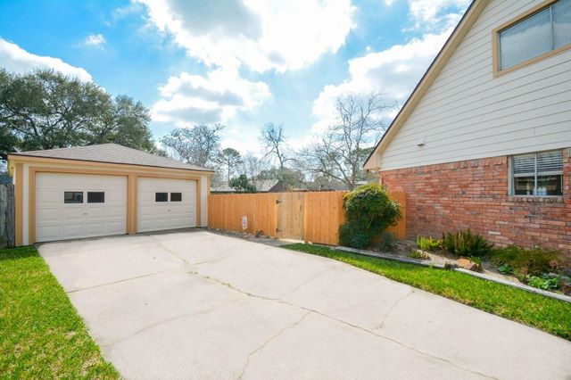 10427 Huntington Crest Drive, Houston, TX 77099