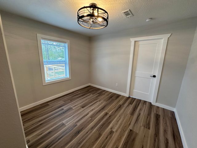 650 W 1st Street, Mountain Grove, MO 65711