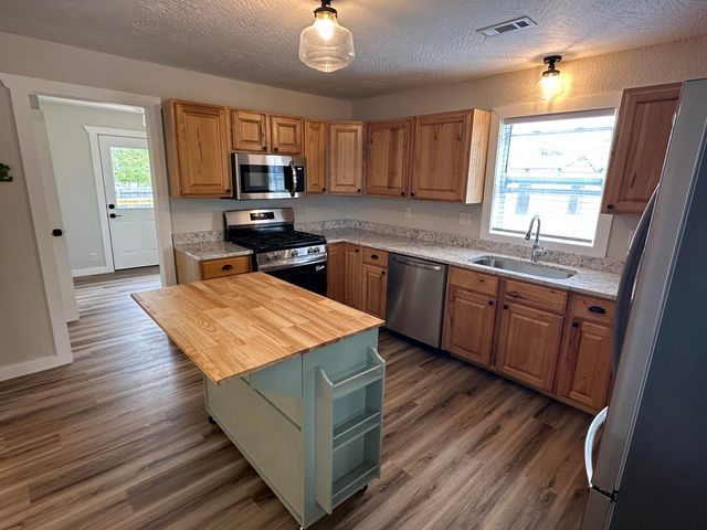 650 W 1st Street, Mountain Grove, MO 65711