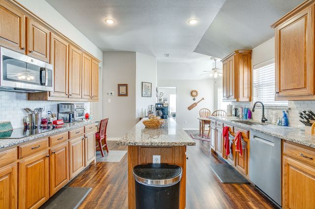 801 Creek Hollow Lane, Fort Worth, TX 76131