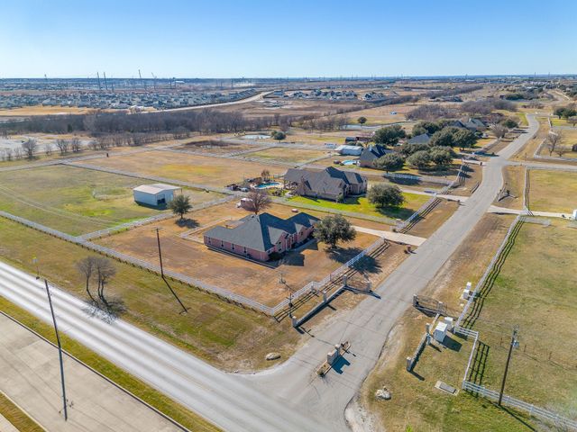 801 Creek Hollow Lane, Fort Worth, TX 76131