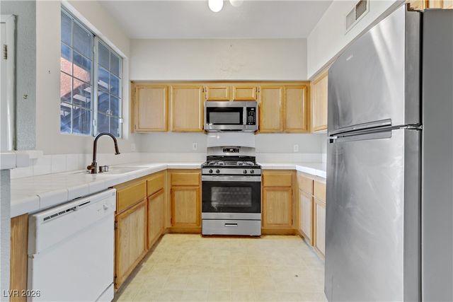 7701 Himalayas Avenue 104, Las Vegas, NV 89128