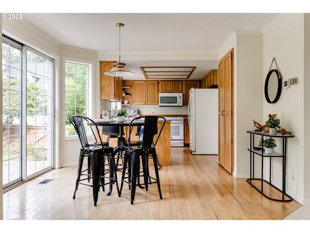 1328 SPYGLASS Dr, Eugene, OR 97401