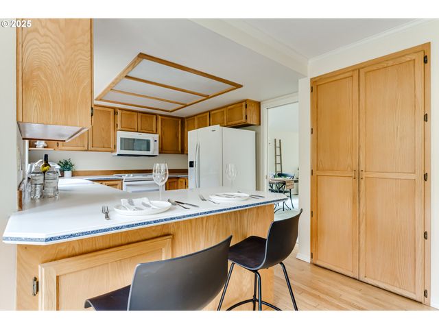 1328 SPYGLASS Dr, Eugene, OR 97401