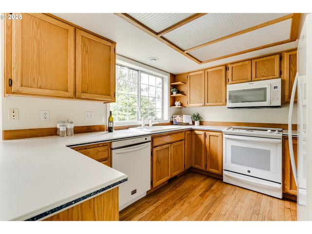 1328 SPYGLASS Dr, Eugene, OR 97401