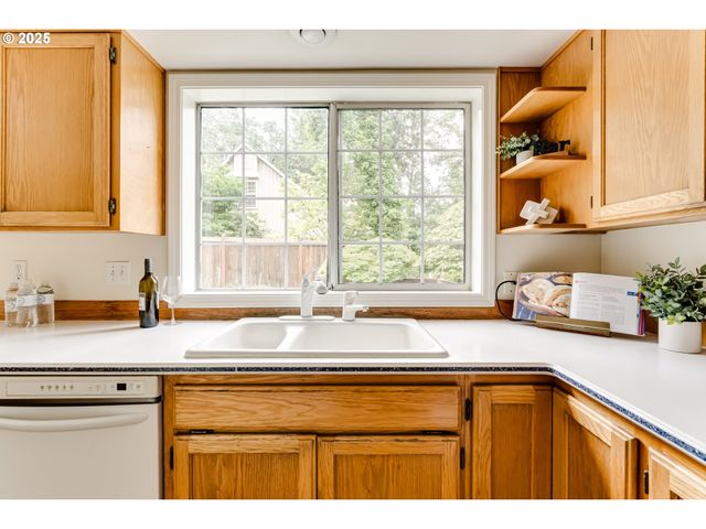 1328 SPYGLASS Dr, Eugene, OR 97401