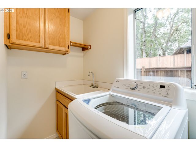 1328 SPYGLASS Dr, Eugene, OR 97401