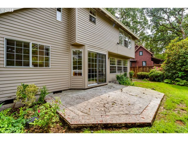 1328 SPYGLASS Dr, Eugene, OR 97401