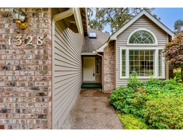 1328 SPYGLASS Dr, Eugene, OR 97401