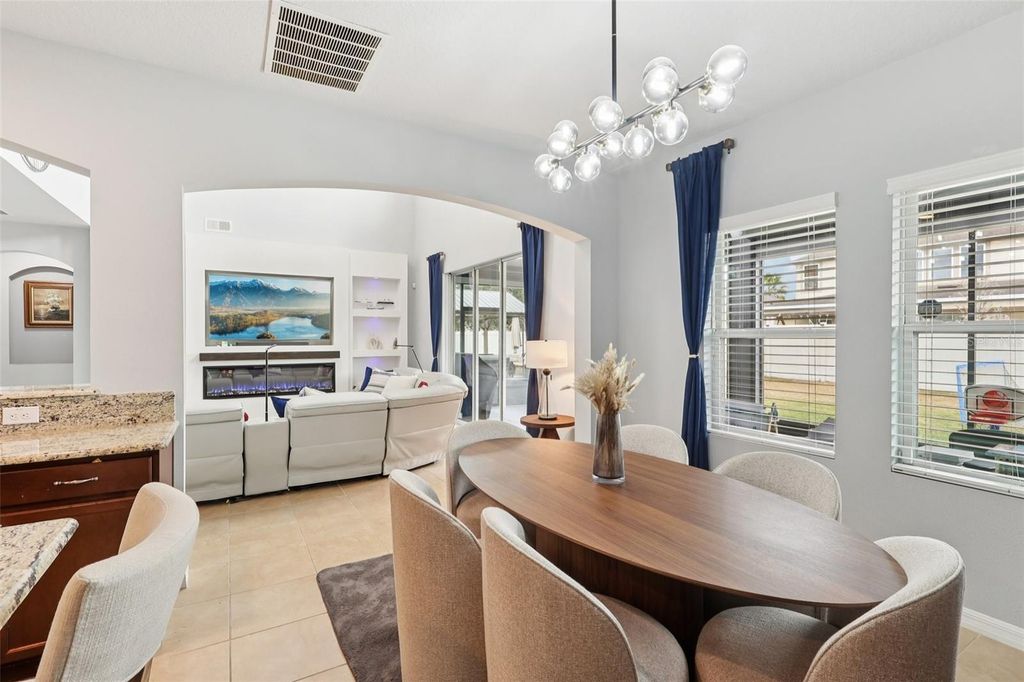 Image 10 of property listing at 2132 PLANTATION OAK DRIVE, Orlando, FL 32824