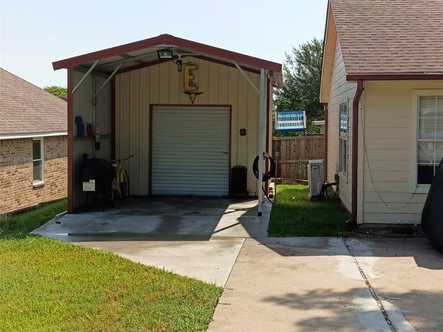 301 E Mimosa Street, Crandall, TX 75114