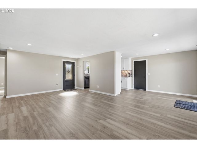 34121 EL MANOR Ave, Eugene, OR 97405