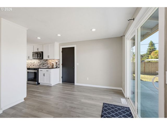 34121 EL MANOR Ave, Eugene, OR 97405