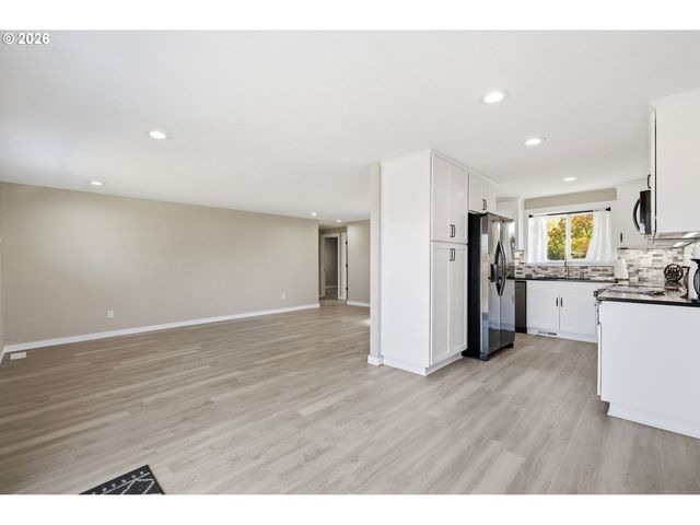 34121 EL MANOR Ave, Eugene, OR 97405