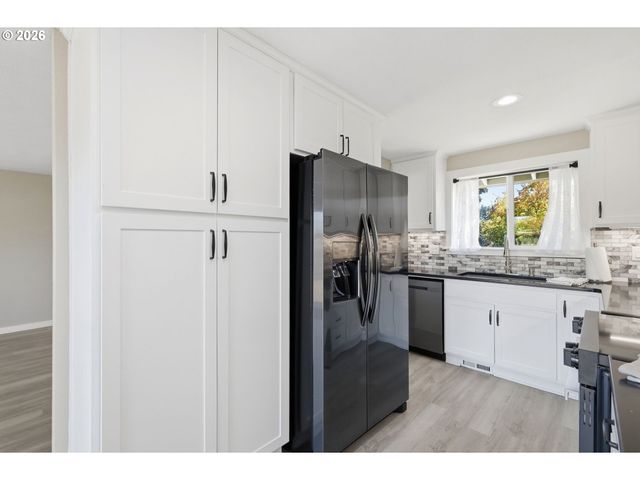 34121 EL MANOR Ave, Eugene, OR 97405