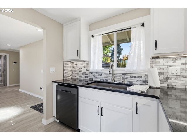 34121 EL MANOR Ave, Eugene, OR 97405