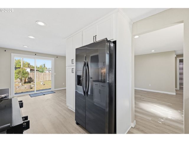 34121 EL MANOR Ave, Eugene, OR 97405